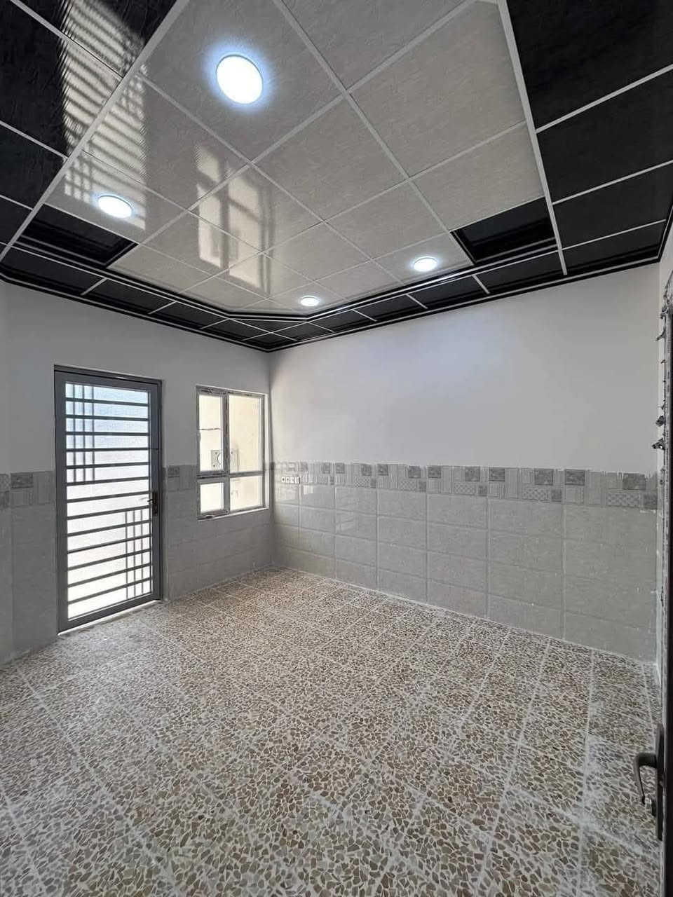 للبيع للبيع للبيع للبيع للبيع
دار استثماري 
بسعر مناسب مؤجر حاليا ب ٤٠٠ الف شهريا 
دار سكني سند طابو في حي البكر كركولي
 مقابل جامع طه
المساحة ١٠٠م طابقين بناء حديث تسليم فوري
 اتجاه شروق تام على شارع ١٥م
ط١ غرفة نوم وهول واستقبال ومطبخ وصحيات وكراج
ط٢ غرفتين نوم وهول وصحيات
السعر ١٠٥ مليون
للإستفسار الاتصال
***********
***********
مراجعة مكتب البلديات للعقار في حي المشراق فرع مطعم طماطة بلمدخل الرئيسي
