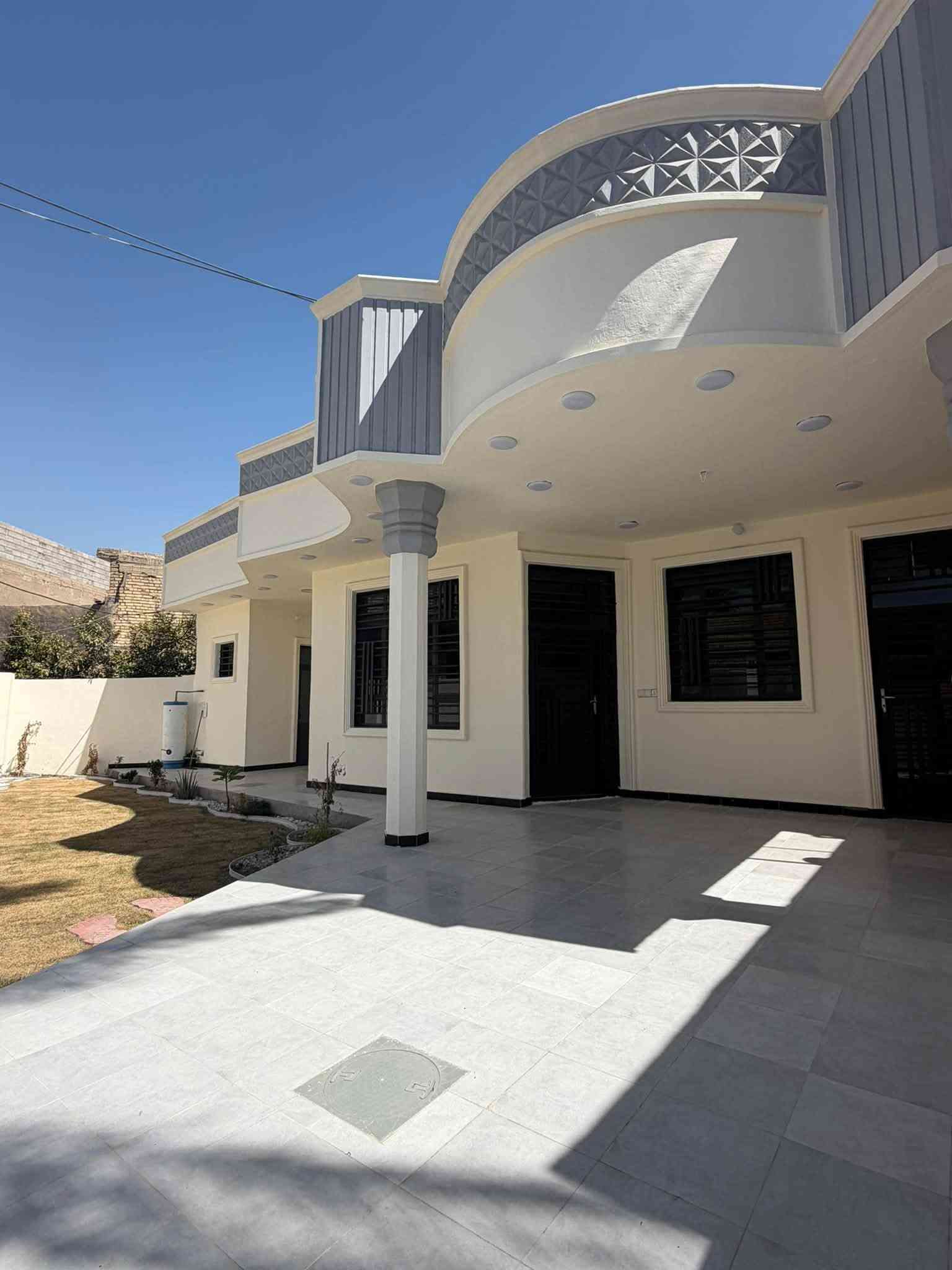 دار للبيع 🏠✨
فرصة مميزة لمن يبحث عن الاستقرار والراحة في موقع حيوي وخدمي.
📍 الموقع: المدائن - سلمان باك (شارع أباثير، مقابل عيادة الدكتور جاسم).
تفاصيل العقار:
مساحة 300متر 
 نوع العقار: دار سكنية (طابق واحد)
 التصميم:
 2غرف نوم 🛏️
 صالة واسعة 🛋️
 مطبخ متكامل 🍳
 استقبال 🚪
 الصحيات: متوفرة (داخلية وخارجية) 🚿
 المميزات والخدمات:
 يضم الدار حديقة كبيرة تمنح المكان إطلالة جميلة وإمكانية لجلسات خارجية. 🌳
 خدمات متكاملة بالكامل وجاهز للسكن.
للاستفسار ومعرفة السعر وبقية التفاصيل، يرجى الاتصال أو مراسلتنا على الرقم:
[***********] 📞
