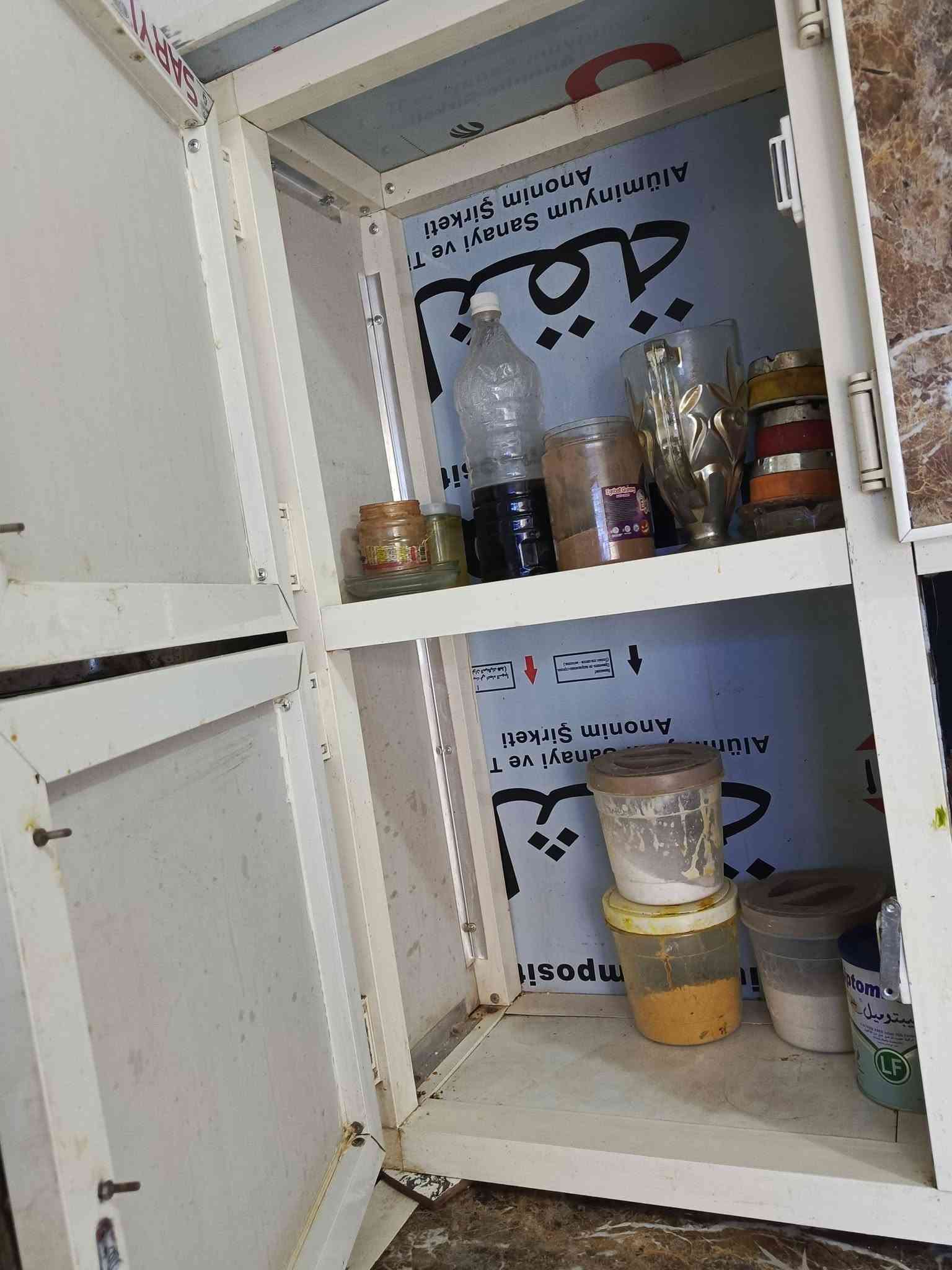 ثلاجة شغَاله ونضيفة وتجميدها فول الفوَل وجوا تبرد كذالك تبريدها  يخبل الجوة بيها خللل واحد فقط البيبان واكعه مالاتها ومسوينهن برزة يعني ينفتحن وينسدن طبيعي،++
وكاونتر كذالك للبيع هم مابي شي تريد راسلني وادزلك فيد كامل اله ..
رقم للاستفسار 👇
***********
