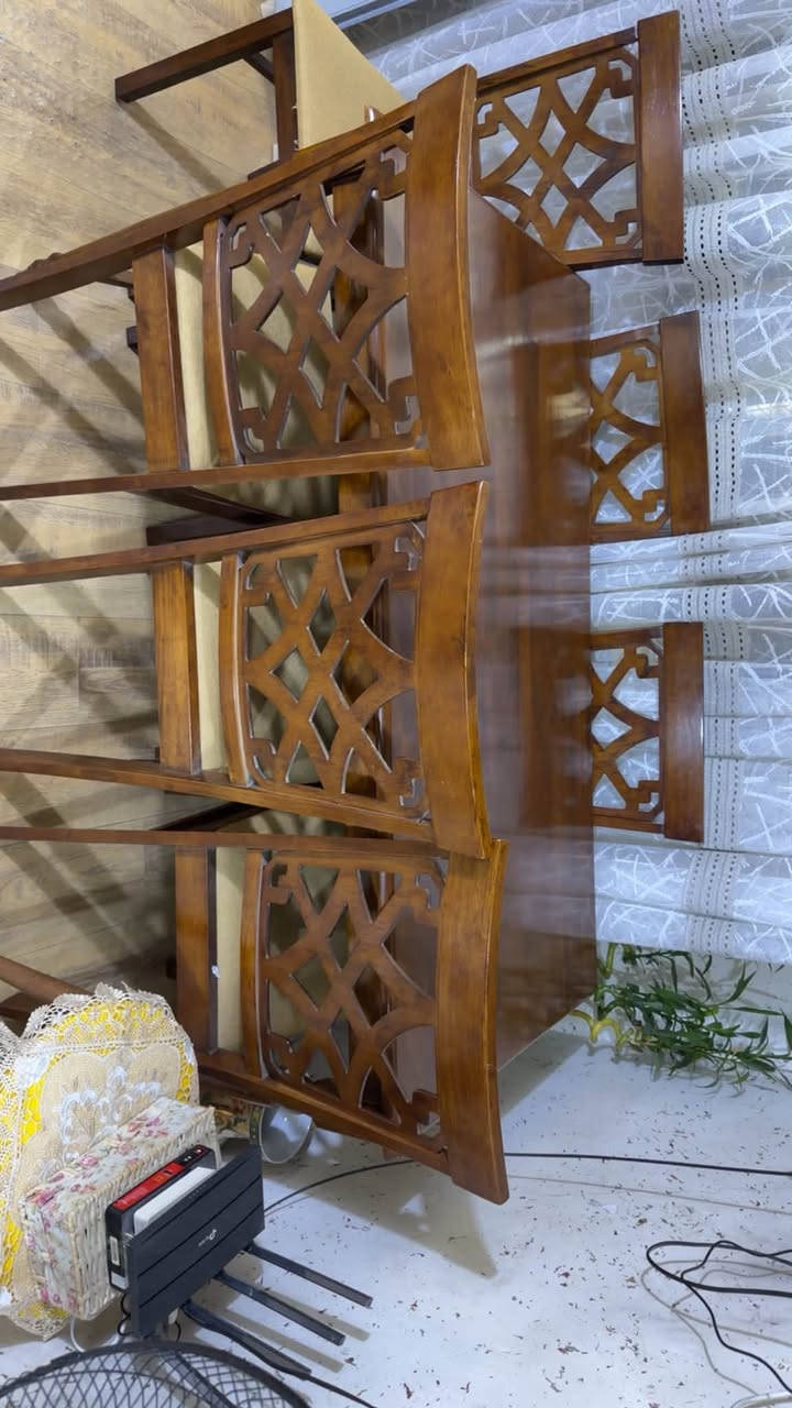 ميز طعام • خشب صاج • مستعمل شهر ونص