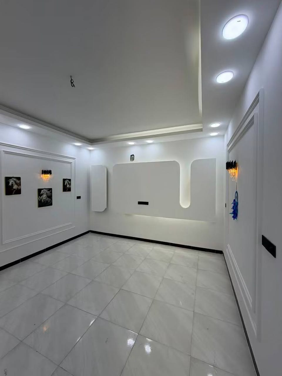 🏡 دار سكن للبيع – حي الجامعة (مجمع حيدر حجي هندي)

تعرض عقاري متميز لدار سكن حديث البناء ضمن موقع مخدوم وهادئ.

​تفاصيل العقار:

​المساحة: 200 متر مربع (🧿).

​طبيعة البناء: أساسات وسقف كونكريت مسلّح بالكامل.

​سنة البناء: 2025 (حديث جداً).

​العائدية والسند: زراعي - سند 25 (تحويل مباشر باسم المشتري).

​التصميم الداخلي والخارجي:

​غرف نوم عدد (2)

​صالة واسعة

​استقبال ضيوف

​مطبخ

​مجموعات صحية (داخلية وخارجية)

​طارمة خارجية + مناور للتهوية والإضاءة

​الموقع:

حي الجامعة – داخل مجمع حيدر حجي هندي.

​📞 للتواصل والاستفسار:

​واتساب / اتصال: ***********
