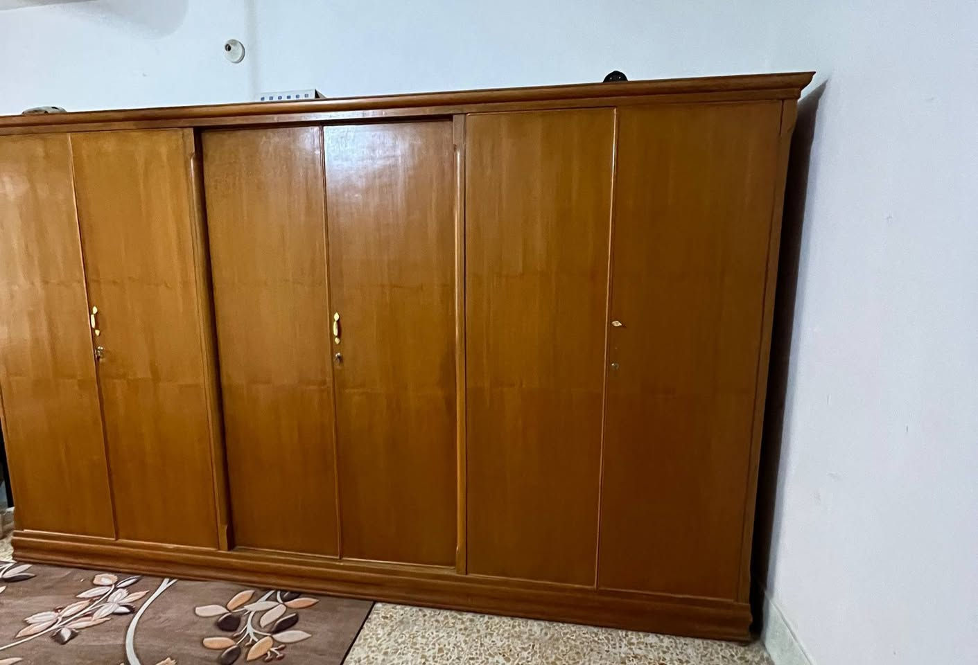 سلام عليكم
للبيع كنتور 6 أبواب طابق واحد تسكام شغل درجه أوله 
مستخدم نضيف كلش 
سعر 350 
مكاني كوفه حي كنده 
للإستفسار ***********
