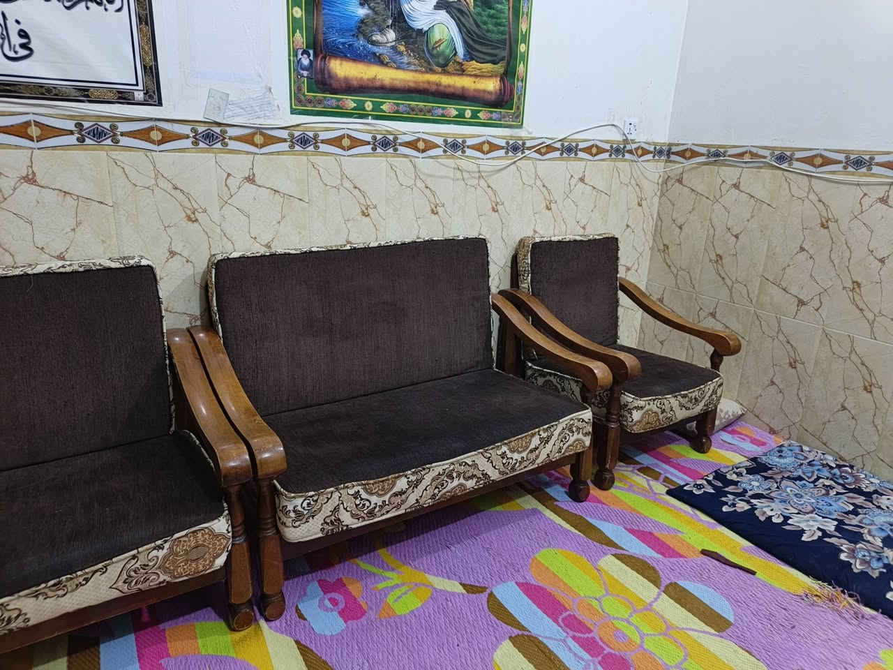 السلام عليكم
للبيع 7نفرات 
كراسي 2
ومقعد ابو 2نفر 
ومقعد ابو3نفر 
الاسفنج ضغط قوي 
ينگلب وجهين وتكدر تفتحته وتغسله سحابه 
خشب كلش نضيف وقوي 
السعر ب150وبيه مجال 
***********
