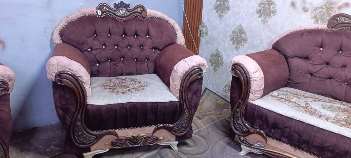 تخم 9 مقاعد نضيف مابي ضرر السعر 240 وبي مجال المكان الكاظمية للاتصال ***********
