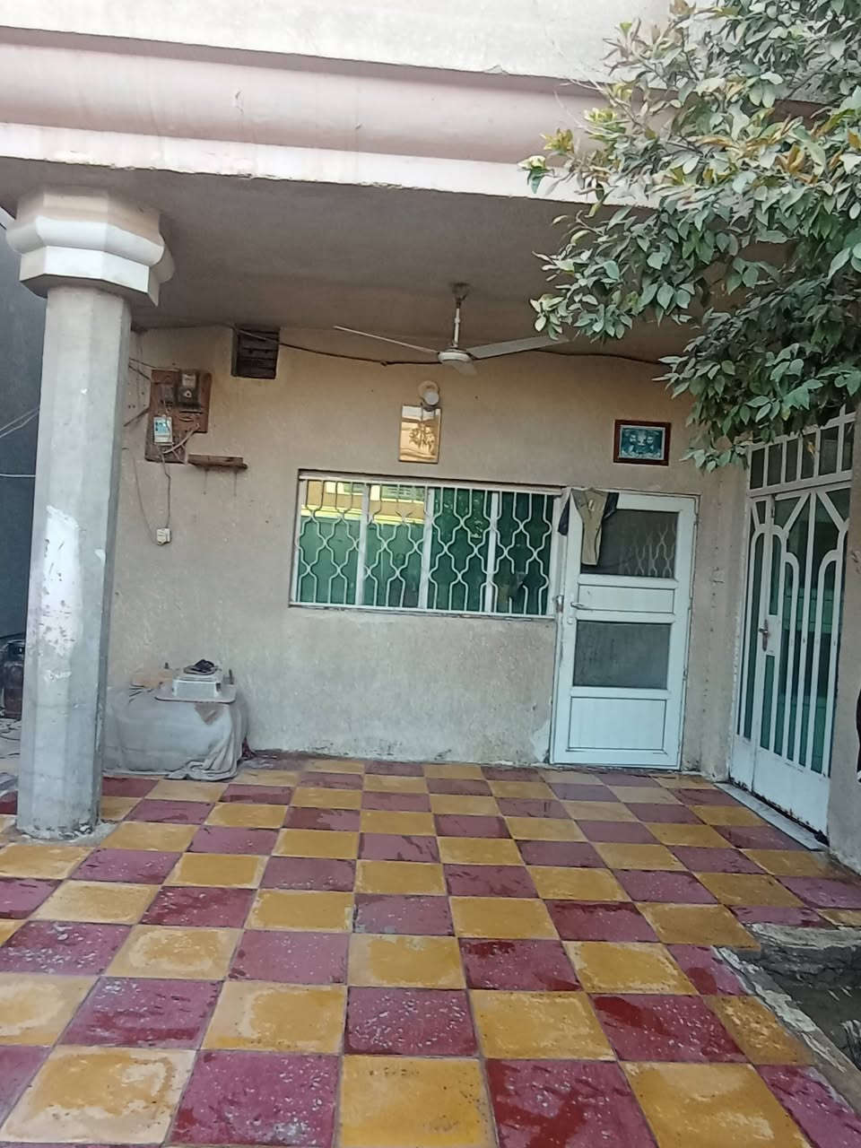 بيت للبيع بابل حله الاساتذه الاولى موقع تجاري طابو صرف قريب جدا من ثانوية قاسم السباك للمتفوقات مساحه 200متر عالي عن الشارع  يحتوي على غرفتين نوم صاله هول مطبخ صحيات داخليه و خارجيه كراج سياره وحديقه الارضيه مرمر تبليط ومجاري عرض الشارع 25متر السعر 425 مليون بي مجال للاستفسار الاتصال على الرقم ***********
