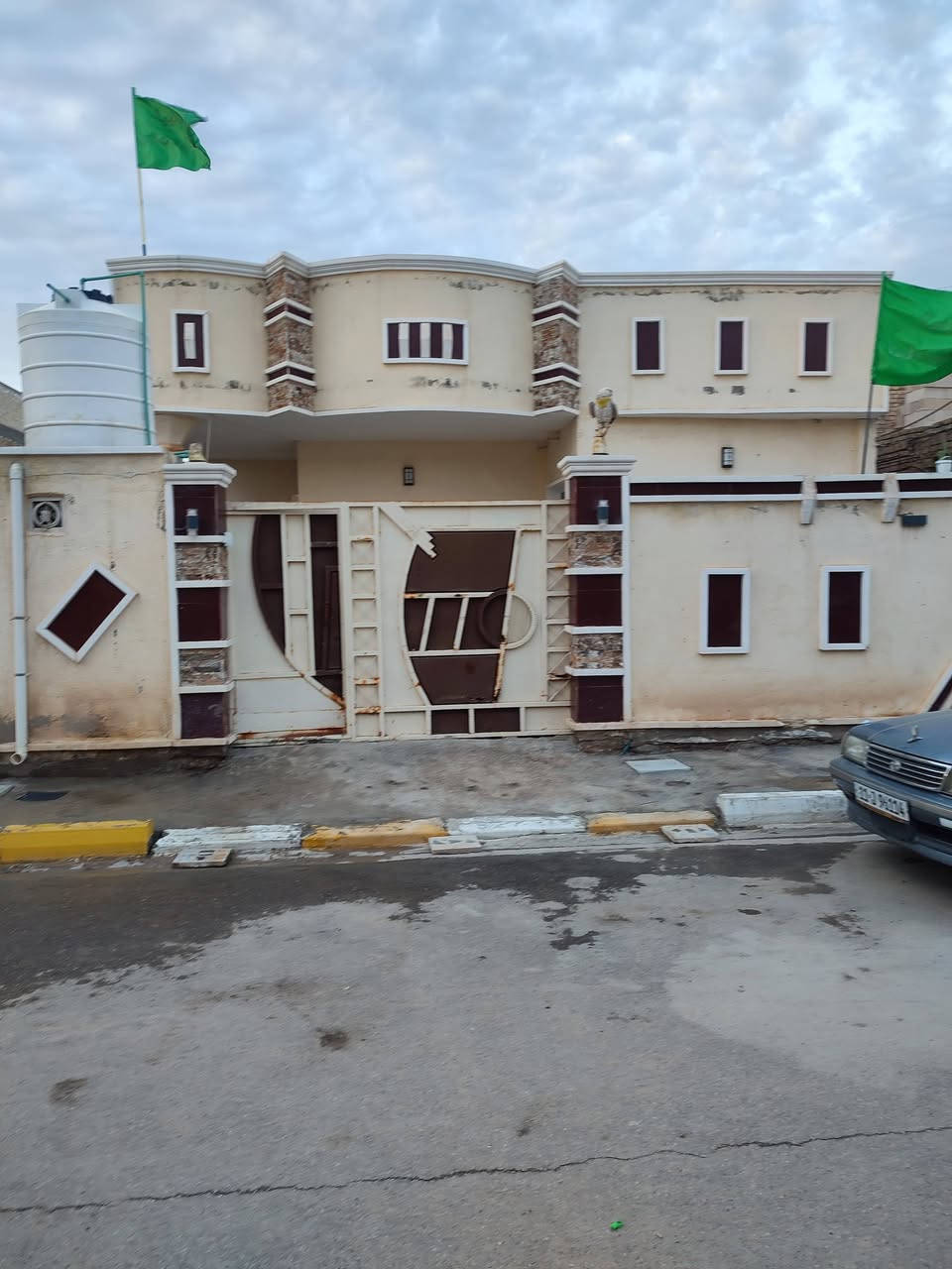 للبيع مساحه 200 متر غرفتين نوم وصالة ومطبخ واستقبال وحمام داخلي وصحيات خارجيه ارضيه مرمر طارمه كاشي السقف عكاده والطارمه كونكريت صب بجانب مجمع بيسان بناء حديث 130 وبي مجال.            ***********
