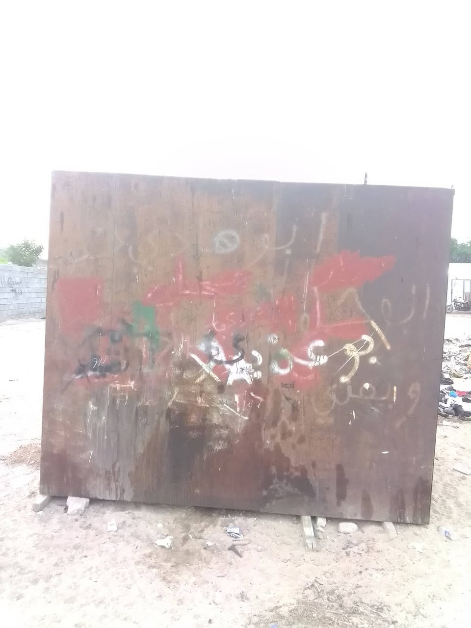 السلام عليكم تجمع خور الزبير عندي كشك للبيع طول 4 امتار العرض ثلاثه الارتفاع مترتين ونص ابليس 6 ملم رقم الهاتف..***********
