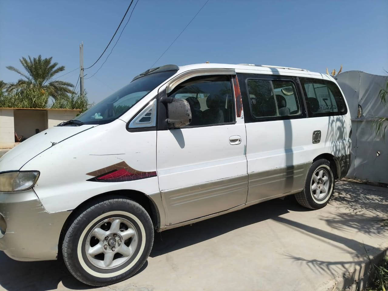 السلام عليكم للبيع ستاركس موديل 98  8 راكب رقم ديالى خصوصي گير عادي مصفرة من الغرامات  نضيفه وحلوة سنويه بعد ما نافذة دواخله نضيفه  المحرك بيه بخار المكان واسط قضاء الصويرة السعر 58 وبيه مجال للاستسفار الاتصال على الرقم ***********
