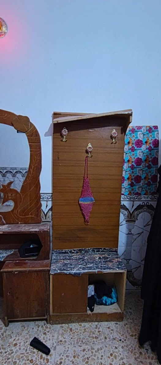 غرف نوم للبيع نظافه وسط بدون تاج رائده ب100 /***********
