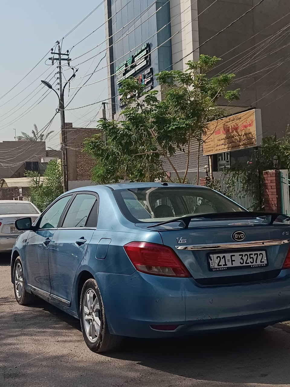 السلام عليكم BYD F5 السياره كفاله عامه لا ضربه ولا صبغ.ارقام انكليزيه مكينه وكير كامري خير من الله صدر أمامي خلفي دواخل السياره جديده مكان السياره بغداد حي الخضراء ممتواجد على الفيس ملاحضه (السياره ترهم مراوس حسب القناعه شعندك نزل) رقم الهاتف (***********)

