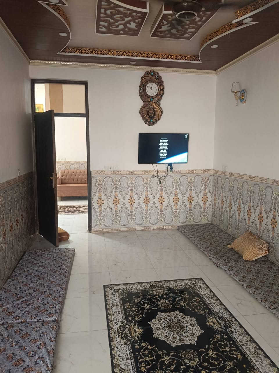 يا الله
           حي الزهراء المدخل الاول
مشتمل للبيع مساحة 150 متر طابق واحد اوبيتونه 
بناء حديث 2020 نضيف فول للاخير كل نقص مابي  يتكون من 
گراج/ استقبال/ مطبخ/ صاله مع درج وخدمات / غرفتين نوم
***********
***********
