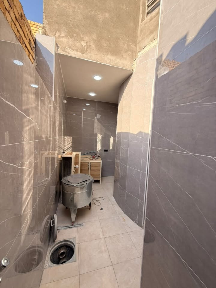 السلام عليكم بيت مساحة ٢٠٠ عنوانه حي المهندسين (حجي حسن) قرب كلية الامام الكاظم البيت غير مسكون بناء حديث هسه خلص كلة طابوق السقف كونكريت شغل درجة اولى من سراميك الى باقي التفاصيل اي استفسار اتصل على الرقم ‭***********‬
