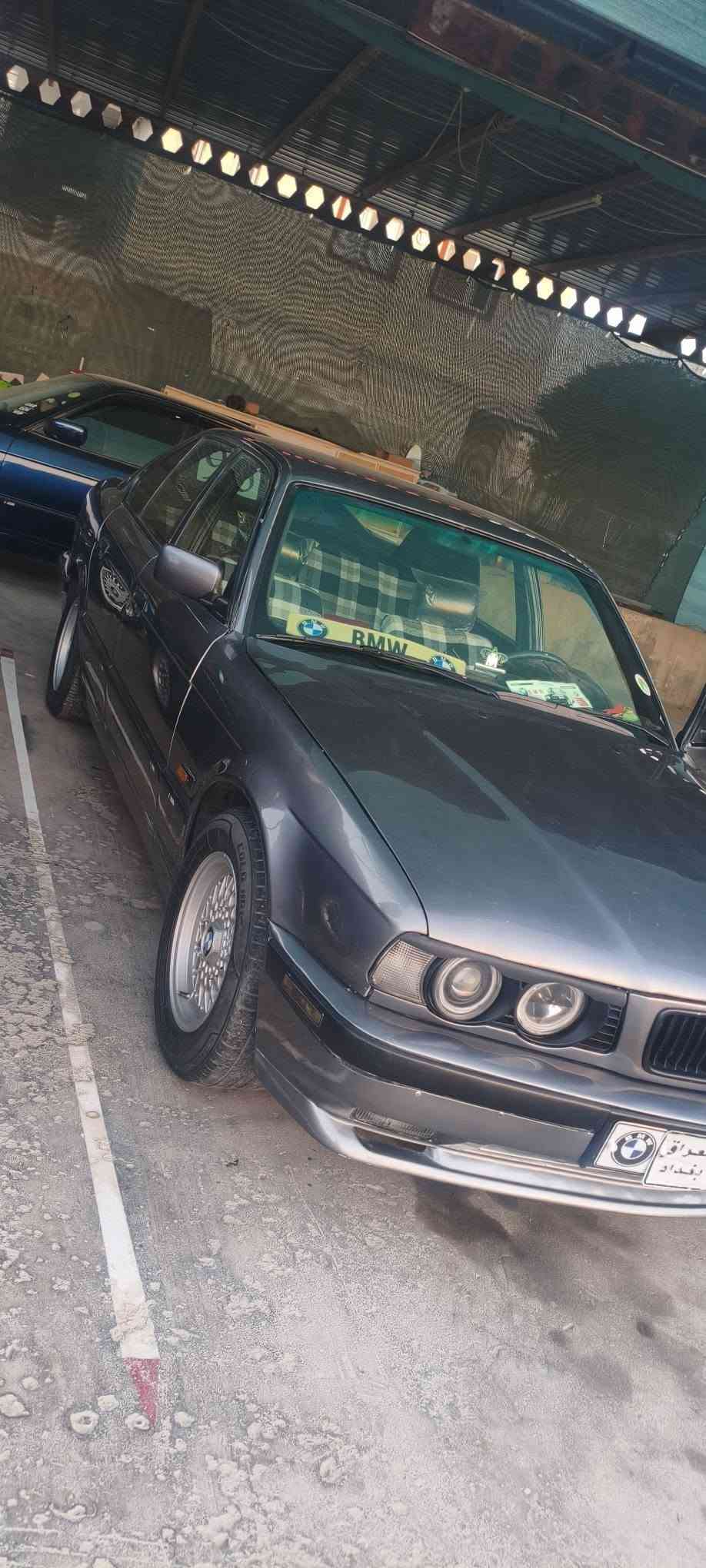 ماشاءاللە ❤️🇩🇪.  BMW .1992 
520i گێڕڕ عادی 
بەشەرتی گێڕوو مەکینە نە بوخاری هەیە نە سەرف بەشەرتی 10 فیتەر 
ئارمی پلاستیکی سلێمانی ئاڕمە تازەکانە 2025 بەشەرتی ئەوەلیات و حاسیبەو خەرامەو داروو بەرد .ئەتوانی ئاڕمەکەش بکەیت بە ناوی خۆتەوە . 
4جام کارەبای . 
ناوێکی زۆر جوان 
4 مکەبەرەی بیلادی بی ام 
نرخەکەشی داوای 42 گەڵاو معامەلەیکی برایانەی لێ ئەکەم . 
سەیارەکە وەسفی ناوێ ڕووبوڕوو جوانترە . 
شوێن سلێمانی 
*********** السليمانية, العراق

نص مكتوب في الصور:
- بنکەی ئاسایشی بەکرەجو- بەشی نەهێشتنی تاوان Sulaymaniyah, Iraq