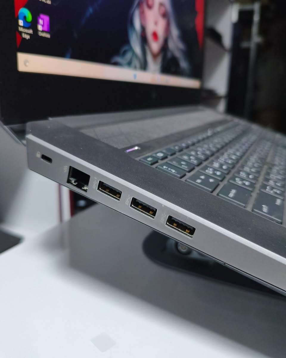 🔥 HP ZBook 17 G6 - وحش العمل الهندسي والرندر الثقيل 🔥
إذا كنت تبحث عن أعلى أداء متاح للبرامج الهندسية، الرندر الثلاثي الأبعاد، أو المونتاج بدقات عالية، فهذا الجهاز مخصص لك تماماً بفضل كرت الشاشة العملاق RTX 5000 سعة 16GB.  
📋 المواصفات الفنية التفصيلية:
🧠 المعالج: Intel Core i9 (الجيل التاسع - فئة H القوية جداً للضغط العالي).
⚡ الذاكرة العشوائية (RAM): 32GB DDR4 (متوفر أيضاً خيار 16GB).
💾 التخزين: 512GB SSD NVMe (سرعة فائقة في الإقلاع وتحميل البرامج).  
🎨 كرت الشاشة المنفصل: NVIDIA Quadro RTX 5000 بذاكرة 16GB VRAM نقي (مخصص لـ 3D, Blender, Revit, Premiere, AI).
🖥️ كرت الشاشة المدمج: Intel UHD Graphics 630.
📐 الشاشة: 17.3 بوصة بدقة FHD لإيضاح ومساحة عمل واسعة ومريحة للعين.
⌨️ الكيبورد: عربي / إنكليزي (حفر ليزري ضوئي مع إضاءة خلفية).
💰 الخيارات والأسعار:
🔹 النسخة الأولى (32GB RAM + كرت 16GB): 1,200,000 دينار عراقي
🔹 النسخة الثانية (16GB RAM + كرت 16GB): 1,100,000 دينار عراقي
🎯 مناسب جداً لـ:  
المهندسين والمصممين (AutoCAD, Revit, SolidWorks).
صناع المحتوى والمونتيرية (4K / 8K Video Editing).
أصحاب مشاريع الذكاء الاصطناعي وتوليد الصور والرندر الثقيل.  
🏢 مكتب لابتوبيا
📍 العنوان: بغداد – الأمين الثانية – شارع سكينة
📞 للتواصل والواتساب: ***********
🚚 خدمة التوصيل متوفرة لجميع المحافظات
