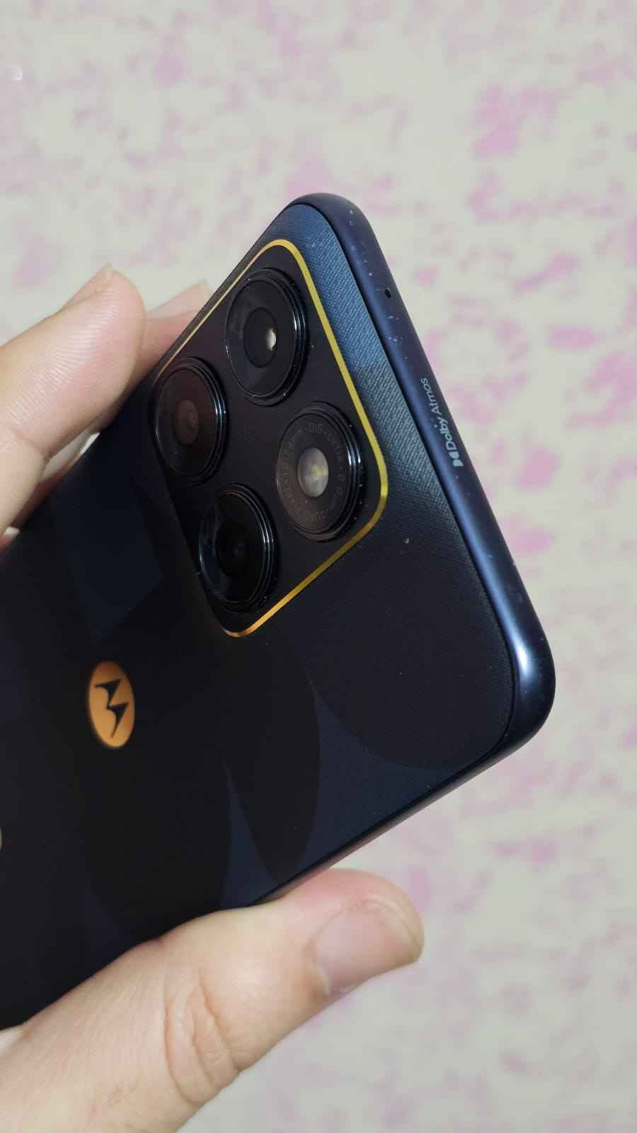 📱 للبيع: موترولا ايدج 70 فيوجن - نسخة كأس العالم (motorola edge 70 fusion - World Cup Edition)  
الجهاز بحالة ممتازة جداً واستخدام بسيط جداً، بطارية شبه جديدة!
🔹 مواصفات الهاتف التفصيلية:
النسخة: نسخة كأس العالم المتميزة (World Cup Edition).
الذاكرة والتخزين: ذاكرة عشوائية (RAM) 12 جيجابايت / مساحة تخزين 256 جيجابايت.  
الشاشة: دقة عالية 2772×1272 تردد 144Hz لسلاسة فائقة في الألعاب والتصفح.  
البطارية والشحن: سعة 5200 مللي أمبير مع دعم الشحن السريع، نسبة صحة البطارية 100% (عدد دورات الشحن الكاملة 15 دورة فقط، تاريخ أول استخدام 18 تموز 2026).  
الكاميرات:
الأمامية: 32 ميجابكسل  
الخلفية: 50 ميجابكسل + 13 ميجابكسل  
النظام: أندرويد 16 (Android 16).  
الشريحة: يدعم شريحتي اتصال (Dual SIM).  
الملحقات: الملحقات الكاملة متوفرة مع الجهاز (الباكيت والشاحن الأصلي والسماعات من انكر).
📍 المكان: بغداد.
❌ التوصيل: لا يوجد توصيل (الاستلام والتسليم يدوي فقط).
💰 السعر: (أضف السعر المطلوب هنا)
📞 للتواصل والاستفسار: يرجى المراسلة على الخاص أو الاتصال على الرقم: (***********) بغداد, العراق
