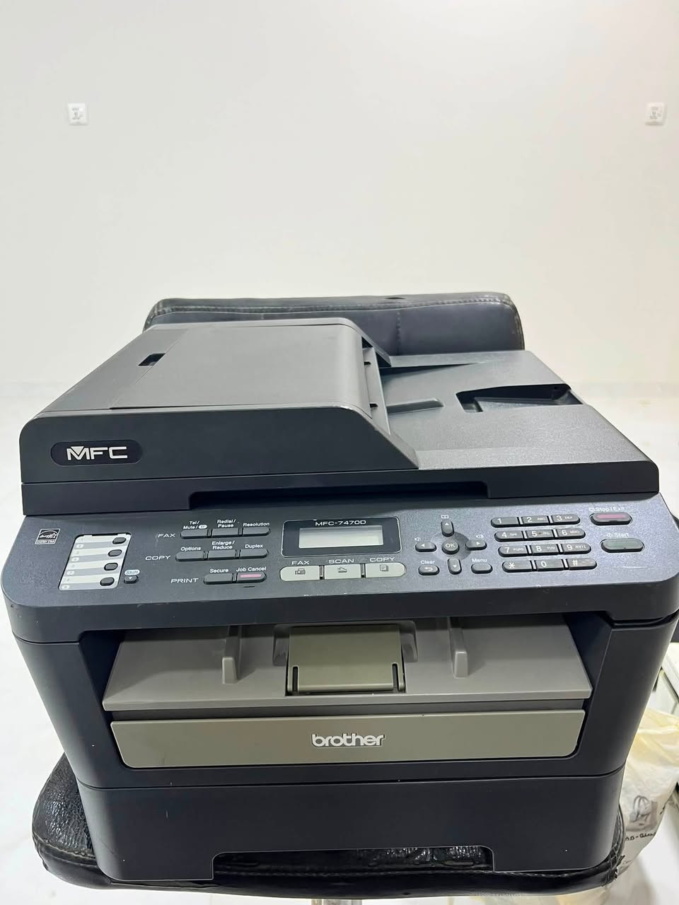 Brother MFC-7470D، طباعة وجهين
طابعة ليزر أحادية اللون (أسود وأبيض) مستخدمة ونظافة ١٠٠٪؜

طباعة، نسخ، مسح ضوئي، فاكس

* سرعة الطباعة: حتى 26 صفحة/دقيقة A4.

* دقة الطباعة: حتى 1200 × 1200 dpi.

* الطباعة على الوجهين: تلقائية.

* سعة درج الورق: 250 ورقة

* المسح الضوئي: دقة بصرية تصل إلى 1200 × 2400 dpi.

* الاتصال: USB 2.0 High-Speed.

* Wi-Fi: غير متوفر.

* Bluetooth: غير متوفر

 يدعم A4 وA5 وA6 وB5 وLetter وLegal وغيرها

السعر : ١٥٠ الف دينار عراقي

التواصل على الواتس اب : ***********

متوفر توصيل لكافة المحافظات
