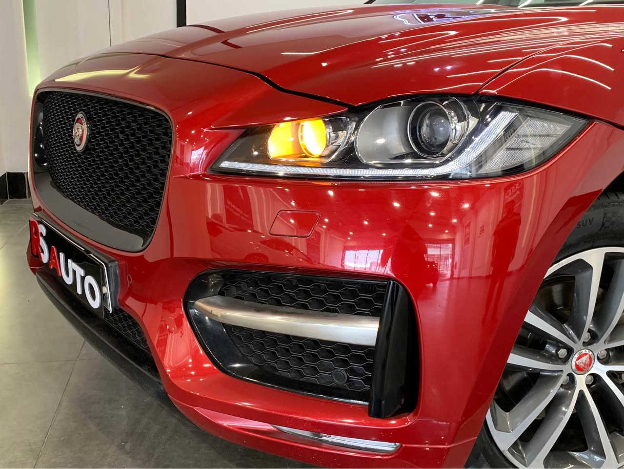 جاگوار F-Pace ٢٠١٩ 
وكالت شريكه سردار
فول مواصفات  R SPORT
٤ سلندر توربو
ماشى ٧٤ الف 
جاگوار F-PACE (موديل :٢٠١٩ )
فوول مواصفات   
بانوراما -داتاشوو- فورويل-الصندوق الكهربائي - 4کشن تدفئة - 4کشن تبرید  - ستیرن هیتر -رادار جانبى مرايات -گير شفت-....
سيارة مكفوله بدون سبوغ
كير و محرك بشرط 
كهربايي كلشى بشرت
 محرك ٤ سلندر توربو
سياره رقم اربيل - سنويه فحص كلشي جديد 
سياره بسمى تحويل و وكاله نفس يوم مباشر
 كورك واتساب   *********** أربيل, العراق
