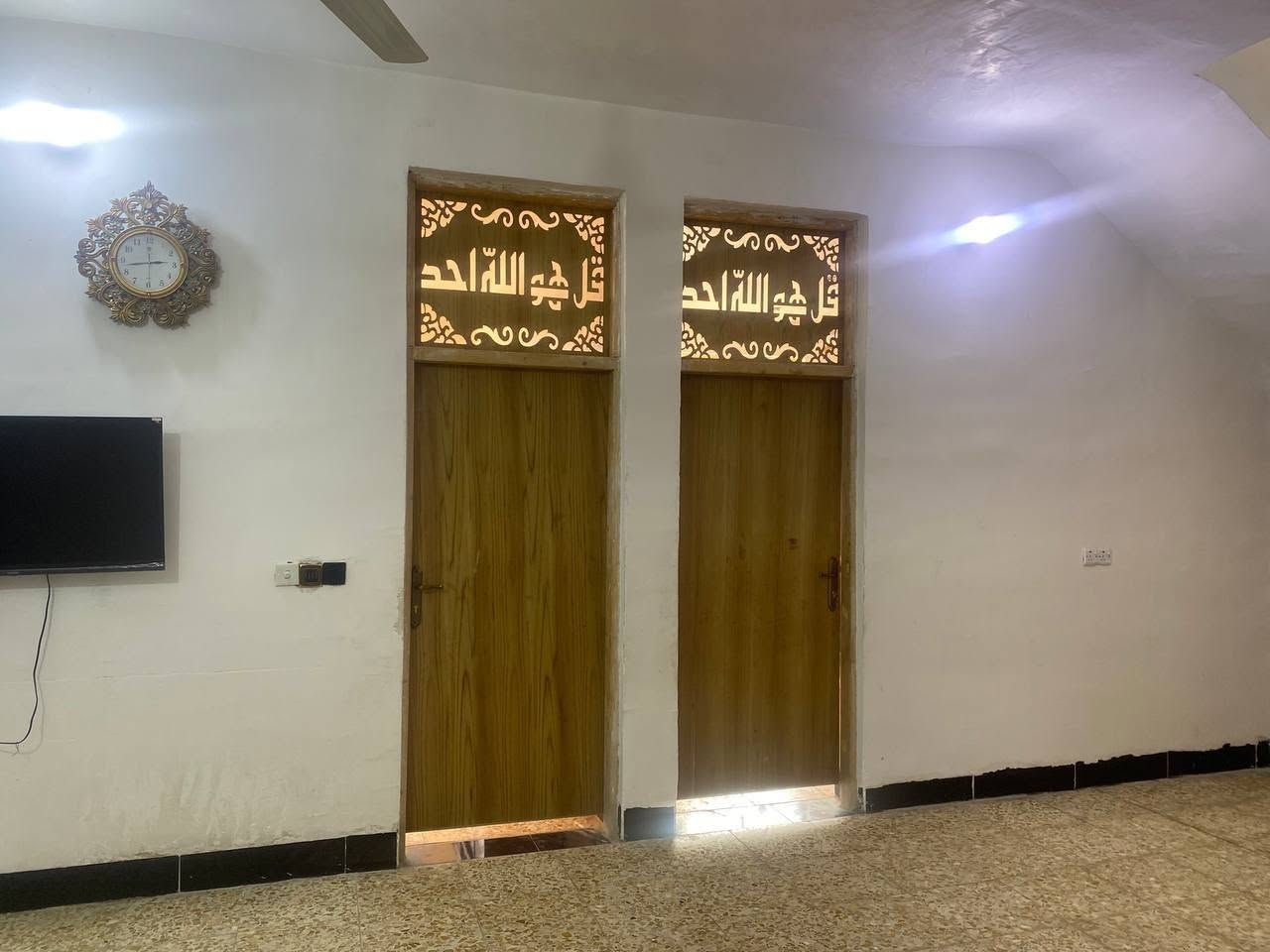 السلام عليكم
بيت للبيع في حي الصحة قرب مستشفى الإمام علي 
المساحة الكلية 220 متر، بناء ردجة أولى 
البيت يتكون من مضيف ومطبخ وصالة وغرفتين نوم صحيات خارجية وداخلية 
للأستفسار أتصال...*********** ...

