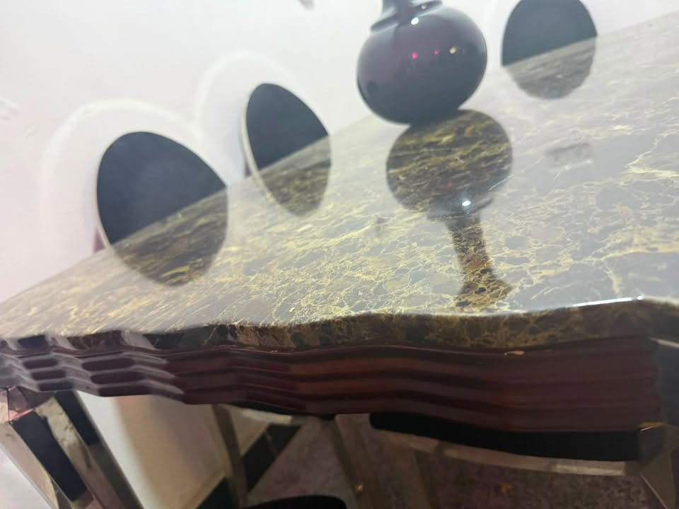 ميز وطبلات للبيع
الميز مرمر ثقيل جداً 
المكان حي الجامعه
واتساب ***********
