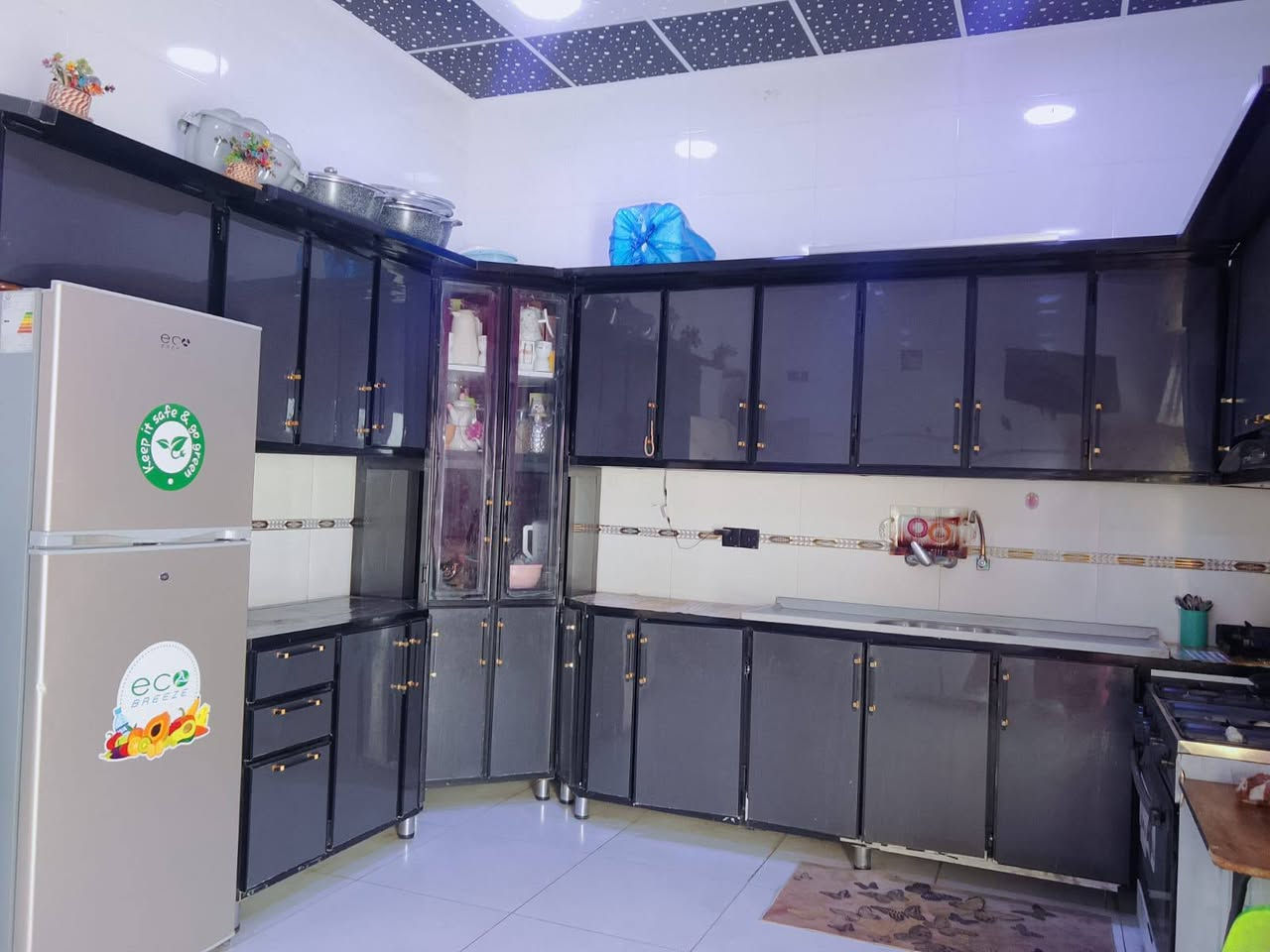 السلام عليكم كاونتر مع شافطه للبيع طول الكاونتر سبعه امتار السعر جدا مناسب  950وبي مجال العنوان النجف شارع المطار الجديد***********
