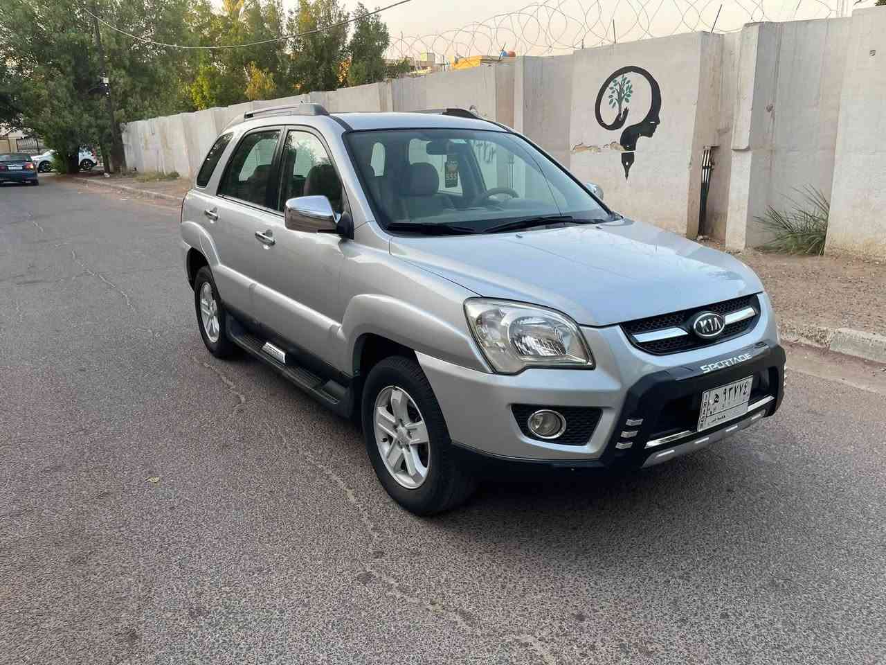 سبورتج خليجي 4سلندر حجم 2000
مكان السيارة الاعضمية 
سيارة جاهزة كير ومكينة مكفولات علوضع الشركة تخم تاير وباتري جديد صدر امامي خلفي جديد السيارة مكفولة كفالة عامة عدة شوية صبغ بجاملغ الامامي
السعر 118 موديل 2009 السيارة استلام زيرو عليدنة مالك واحد 
***********

