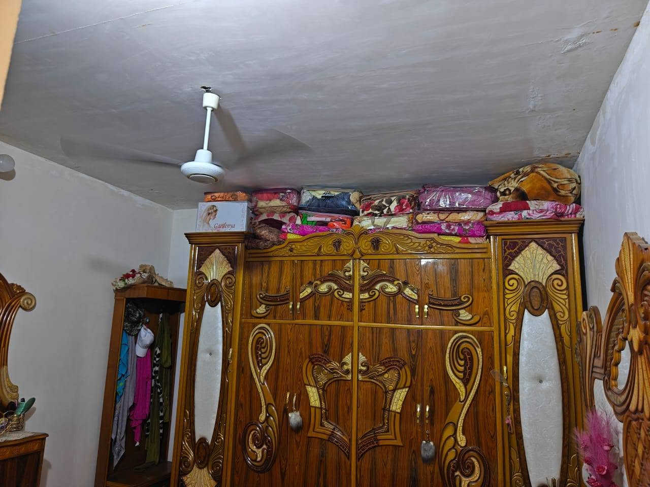 السلام عليكم بيت للبيع مساحة 110مربع يحتوي البيت على كراج كبير واستقبال وغرفه نوم وصاله كبيره وملحقاته والقاط الثاني يحتوي على غرفة وصالة وسطح السعر 90 وبي مجال العنوان بغداد الحبيبيه حي الزهراء منطقة ال 100 للستفسار الاتصال على الرقم ومتواجد واتساب ***********
