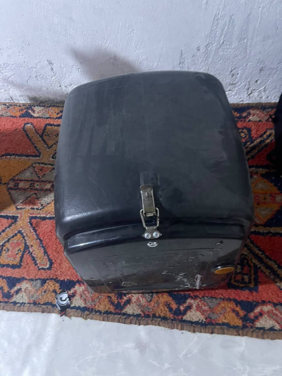 سلام عليكم صندوق ديليفري كلشي ما بيه بس كسر بالباب ومسويه وكامل ونضيف من جوه وحلو مكان بصره الزبير رقمي ***********
