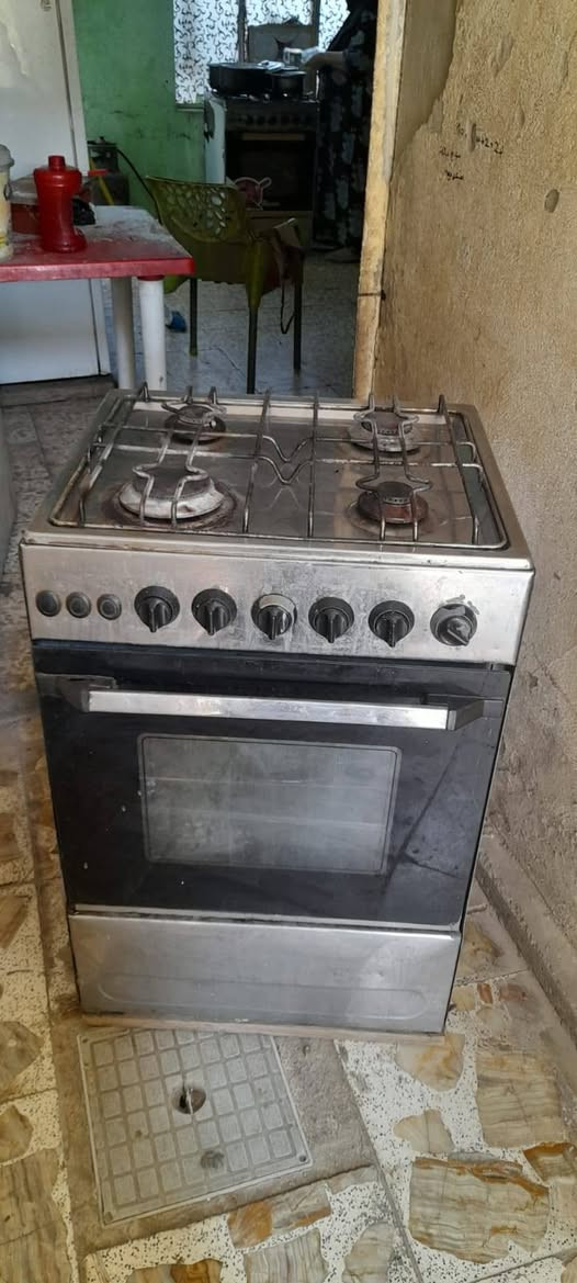 للبيع طباخ وغساله والغساله بيهه عطل لتنشيف والاتصال ع هذا الرقم***********
