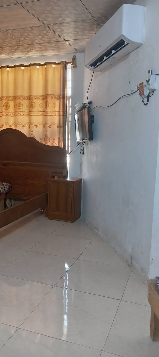 السلام عليكم السلام عليكم
بيت للبيع ١٠٠ متر طابقين

يحتوي الطابق الأول غرفه وصاله وبراني ومطبق

والطابق الثاني غرفتين وصاله

عنوانه شارع المطحنه

سعر ٥٥ وبي مجال
***********
