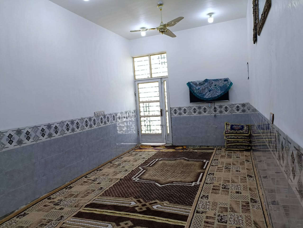 تم تنزيل السعر نظرآ للضروف .. #السعر 48 قابل للتفاوض 

بيت للبيع في_ واسط _ قضاء الاحرار _منطقة المزاك_ قرية الكم_ مساحة البيت 850 متر واجهه 22 متر النزال 35 يتكون البيت

إستقبال 7×4

غرفه نوم 6×4

غرفه نوم 5×4

غرفه نوم 4×4

هول صاله 9×4

مطبخ 5×4

البيت جاهز من كلشي ماعدا الأرضيه صب

 الراغب بالشراء الاتصال على *********** _ ***********
