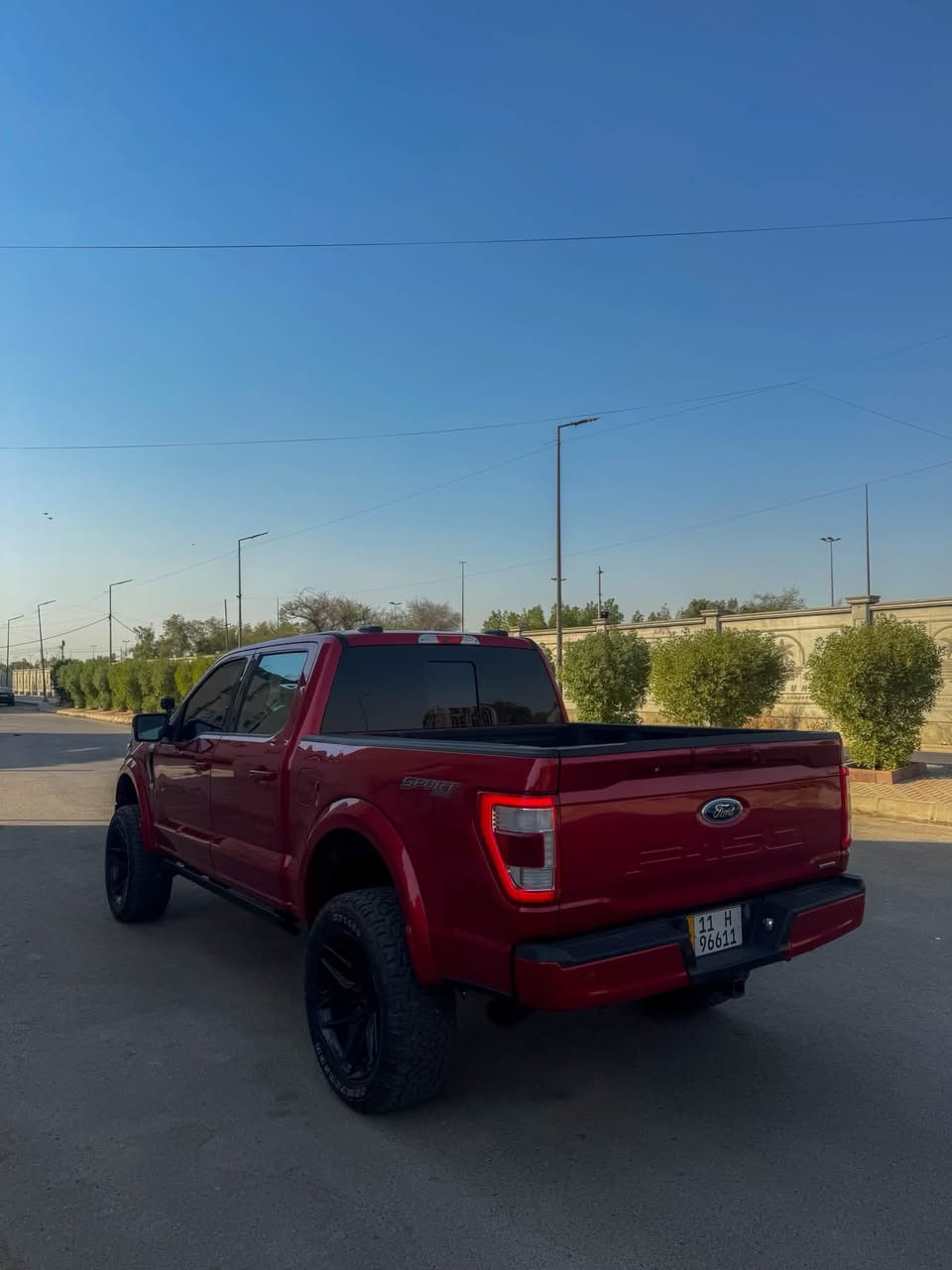 السلام عليكم فورد F150
الموديل 2023
الممشى 75,000 كيلو 
المحرك 3.5 تون توربو 
فور ويل AWD
المواصفات لاريت كير طرح 10 نمر لايت امامي متحرك مع الستيرنك شاشه كبيره كيج دجيتل كراسي جلد كهرباء  تدفئه وتبريد امكانيه رفع مستىوى دواسه الوقود اعلى مواصفات بدون بانوراما فقط 
عليها ترفيعه رف كانتري اصلي
اكزوزت رابتر كامل اصلي
بنيد شيلبي دركه كاربون 
كامل كماليات السياره اصلي 

حادث السياره تخريب بنيد وجاملغ وباب والسقف موضح بلصور بدون ايرباك ابيع السياره بسعر صبغ عام سعرها مناسب وقابل للتفاوض 
السياره جاهزه على اخر حبه 
السعر :27,000$ وبيه مجال 
مكان السياره بغداد 
للاستفسار ***********
