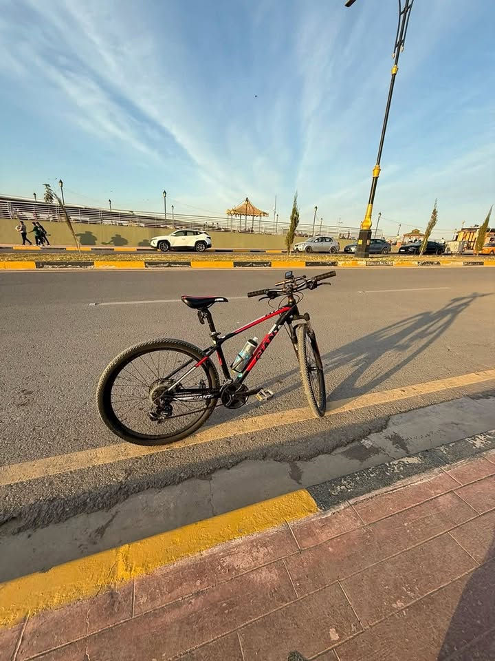 * 🚲 النوع: Mountain Bike – جبلي
* 🏷️ البراند: GIANT
* 🖤 اللون: أسود × أحمر
* 🧱 الإطار: ألمنيوم، نظام Hardtail (مساعد أمامي فقط)
* 🔧 المساعد: تعليق أمامي قابل للضبط حسب نوعه
* 🛑 الفرامل: Disc Brake أمامي وخلفي
* ⚙️ التبديلات: غيارات أمامية وخلفية
* 🛞 الإطارات: عريضة ومخصصة للطرق الوعرة قماش كتان 
* 🔩 الجنوط: ألمنيوم
* 💺 كرسي رياضي مع عمود قابل لتعديل الارتفاع
* 🚴 الدواسات: Platform
* 🔌 الوايرات: نضام دفن 
***********
