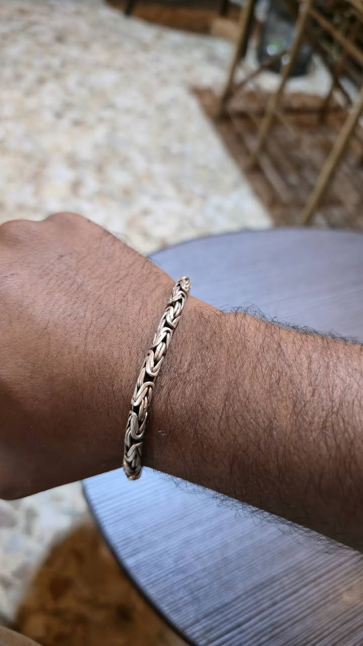 لسلام عليكم اسوار فضة ٩٢٥ وزنة ٢٧ غرام رايدة ١١٠ مكاني كربلاء يوجد توصيل جميع محافضات العراق ***********

