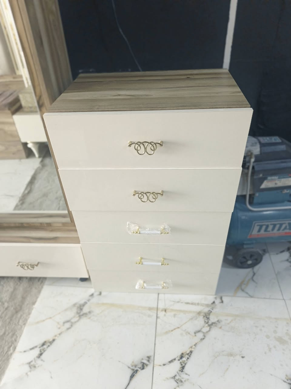 غرفه تركيه 10قطع نظافه 95%نص سلايت جوانب بيبان العنوان دبيسات خلفه جامع الإمام صادق مقابيل مستشفى الحكيم ***********
