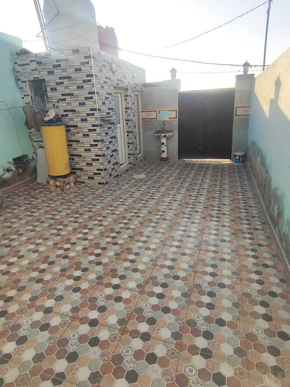 بيت للبيع • ١٠٠م • نهايه شارع ستين
