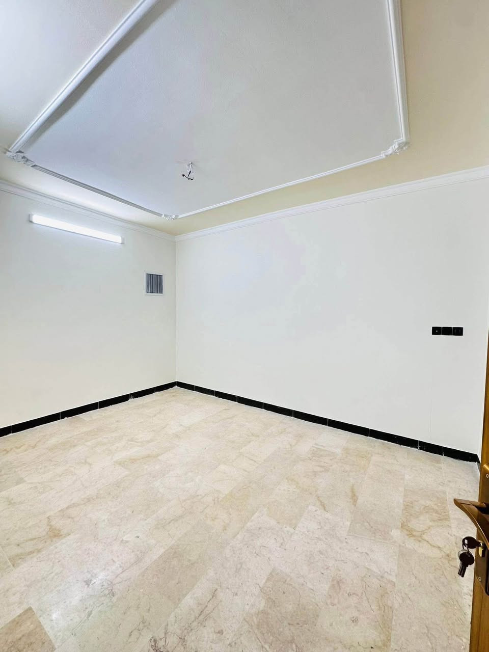 🏠 للبيع مشتمل ركن – منطقة البنوك

📍 الموقع: البنوك / مربع التربية
📐 المساحة: 43م سند، واقع حال 50م
📏 الواجهة: 10م
↔️ النزال: 5م
🏗️ البناء: حديث – درجة أولى

🔹 الطابق الأرضي:
• مدخلين للبيت
• مدخل استقبال منفصل
• مدخل للمطبخ
• مطبخ حار
• حمام كبير

🔹 الطابق الأول  2 نوم

📞 للتواصل: ***********
