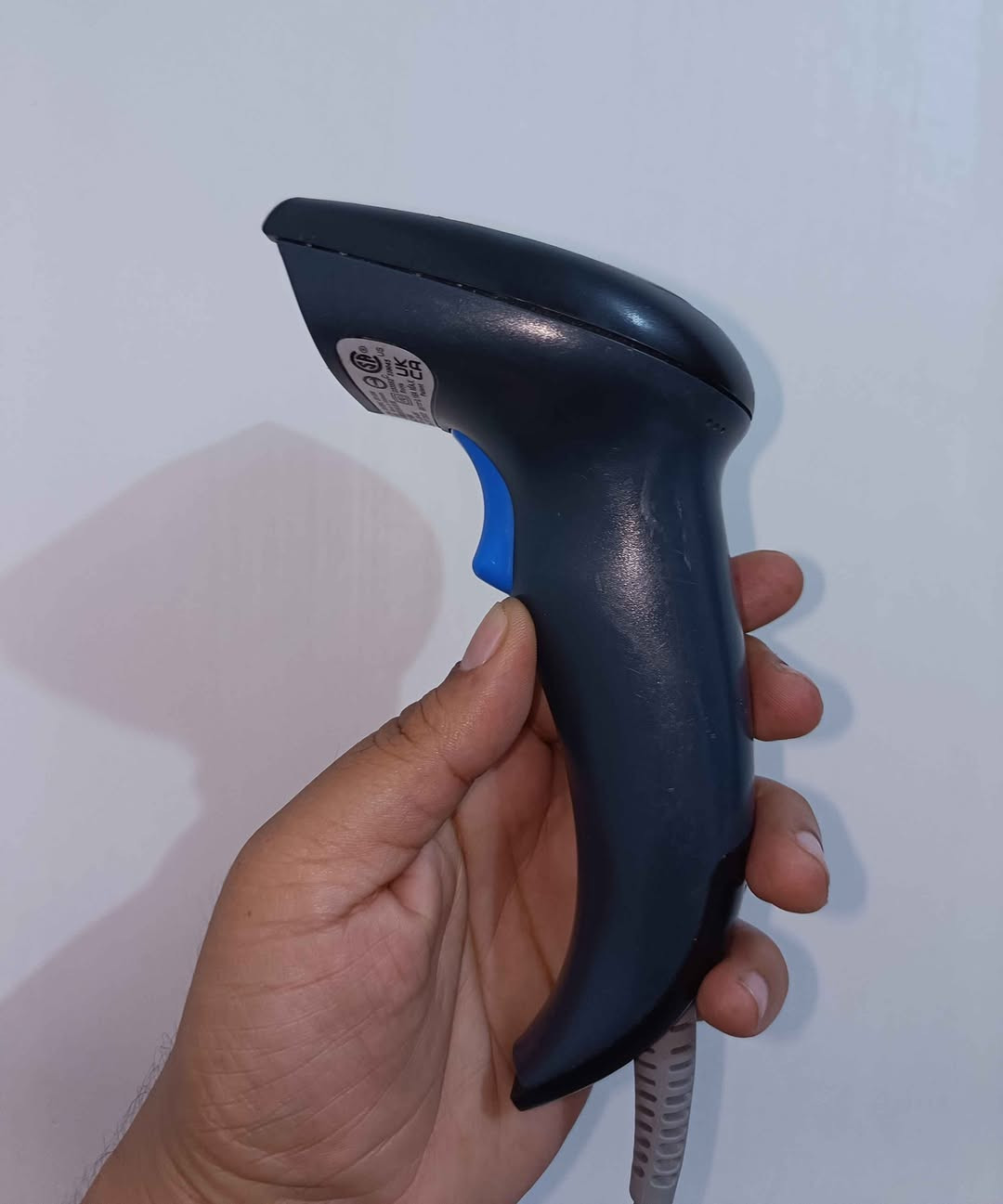 📢 متوفر للبيع | قارئ باركود الأصلي Datalogic QuickScan Lite QW2100 صناعة فيتنامي 🔥
🏷️ سرعة ودقة في قراءة الباركود، مناسب للمحلات التجارية والمخازن ونقاط البيع.

📦 المواصفات والمميزات:
✅ الماركة: Datalogic الإيطالية.
✅ الصناعة: فيتنامي.
✅ الموديل: QuickScan Lite QW2100.
✅ نوع القراءة: باركود أحادي الأبعاد (1D).
✅ سرعة القراءة: تصل إلى 400 عملية مسح في الثانية.
✅ الاتصال: USB سلكي.
✅ تقنية قراءة ضوئية بخط مسح واسع.
✅ مزود بمؤشر ضوئي أخضر وصوت عند نجاح القراءة.
✅ تصميم مريح وخفيف للاستخدام اليومي.
✅ يتحمل السقوط من ارتفاع يصل إلى 1.5 متر.
✅ متوافق مع أنظمة نقاط البيع POS والكمبيوتر.

🎯 الاستخدامات:
🏪 المحلات التجارية والسوبرماركت.
📦 المخازن والمستودعات.
💊 الصيدليات.
🖥️ أنظمة نقاط البيع (POS).
🏢 المكاتب والشركات.
⚠️ ملاحظة: الجهاز يدعم قراءة الباركود الخطي (1D).

💰 السعر 100 الف دينار عراقي.
الحالة: مستعمل

​🚚 يتوفر توصيل سريع لكافة المناطق.
​📞 للطلب والاستفسار:
​📱 الاتصال / واتساب: ***********
​📩 أو تواصل معنا عبر الخاص! بغداد, العراق
