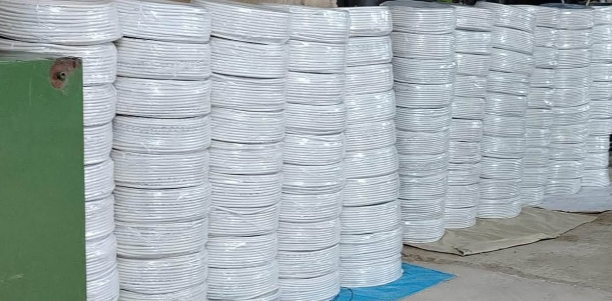 إعلان مهم إلى أهالي النجف الأشرف الأفاضل والمقاولين وأصحاب المشاريع
هل تبحث عن الجودة والأمان الحقيقي في التمديدات الكهربائية؟
يسرّنا أن نضع بين أيديكم منتجاتنا المميزة من الأسلاك والكيبلات الكهربائية ذات المواصفات القياسية العالية، المصممة خصيصاً لتتحمل أقوى الأحمال وتضمن لك الأمان التام لمنزلك، مشروعك، أو ورشتك.
لماذا تختار منتجاتنا؟
 جودة وموثوقية عالية: مصنعة بعناية لضمان كفاءة التوصيل وتقليل الفقد بالطاقة.
 تحمل عالٍ: مصممة لتحمل ظروف العمل الشاقة والأحمال الكهربائية المختلفة.
 أسعار تنافسية: نوفرها لكم مباشرة لخدمة أهالي النجف الكرام وبأفضل الأسعار.
لتلبية طلبات المشاريع، الجملة، والمفرد، أو للاستفسار عن الأنواع المتوفرة:
📞 للاتصال أو الحجز: ***********
