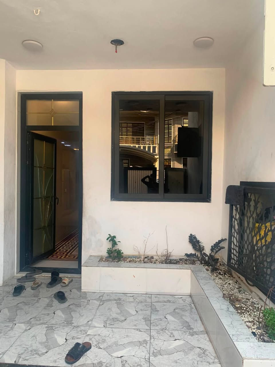 دار سكني نظام شقق ٣ طوابق ١٥٠ متر
درج خارجي للطابق الثالث
درج داخلي طابق اول وثاني
زراعي سند ٢٥ 
بناء حديث درجة اولى 
الطابق الاول يتكون من استقبال - حولي واسع وبي ديكور شلال - مطبخ - غرفة نوم - صحيات - ترك 
الطابق الثاني يتكون من غرفتين ومطبخ
الطابق الثالث غرفتين ومطبخ وحولي وبيتونة وسطح
العنوان الشرطة الخامسة 
للاستفسار ***********

