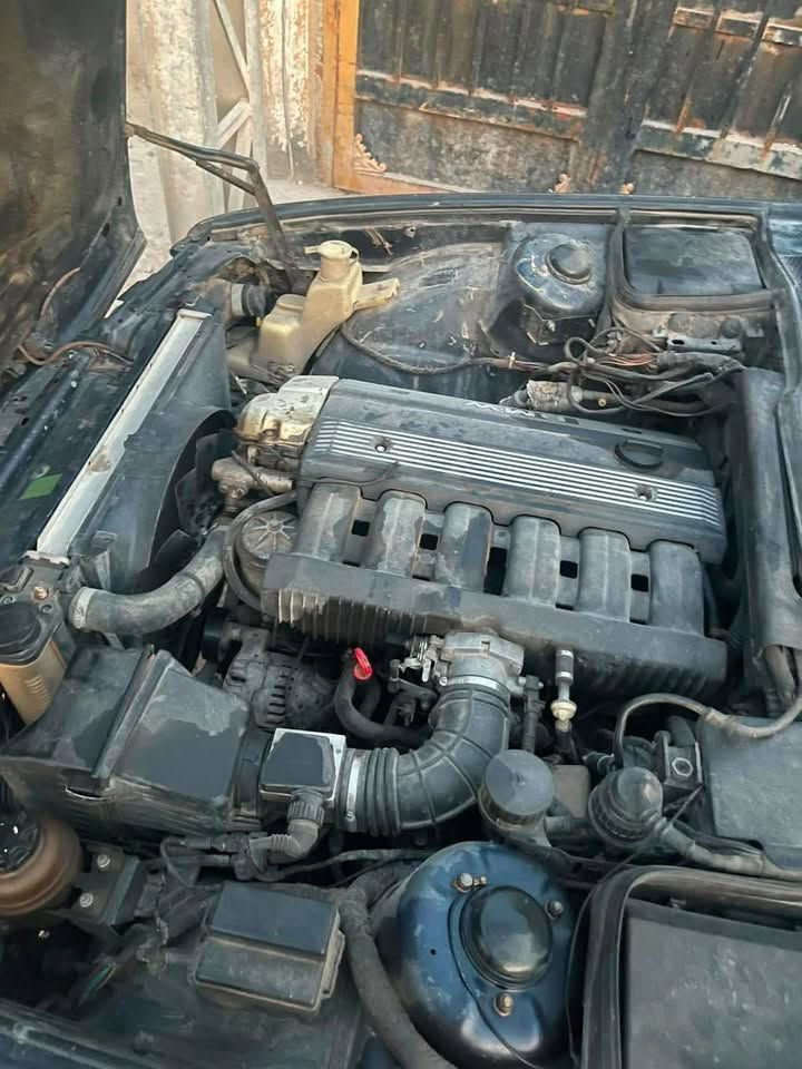 🚘 BMW للبيع
النوع: BMW
الموديل: 525i
الهيكل: سيدان
اللون: كحلي غامق
القير: أوتوماتيك
المحرك: 6 سلندر
الداخلية: موجودة ومبين عليها استخدام
السيارة: بيها بعض الملاحظات والاستخدام الطبيعي، وتحتاج فحص من المشتري.

المميزات:

* مكينة 6 سلندر
* قير أوتوماتيك
* فتحة سقف/سبويلر خلفي حسب الظاهر بالصور
* السيارة مسجلة بلوحة عراقية
* الفحص والمعاينة على الطبيعة

💰 السعر: 60
📍 الموقع: بابل نادر الأولى 
📞 للاستفسار: +***********

البيع نقداً، والمعاينة خير دليل.
