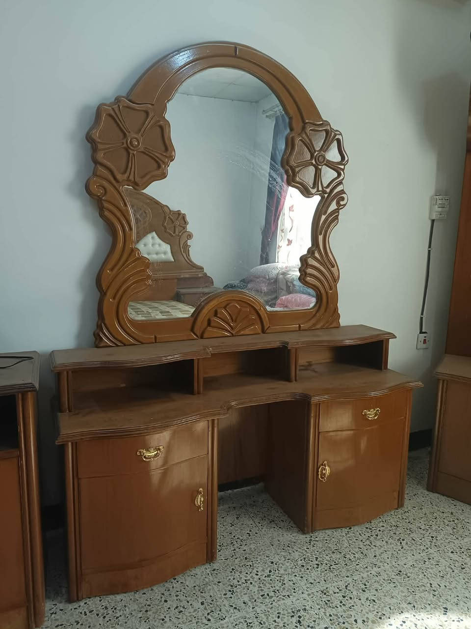 غرفه للبيع خشب عراقي ثقيل
***********
