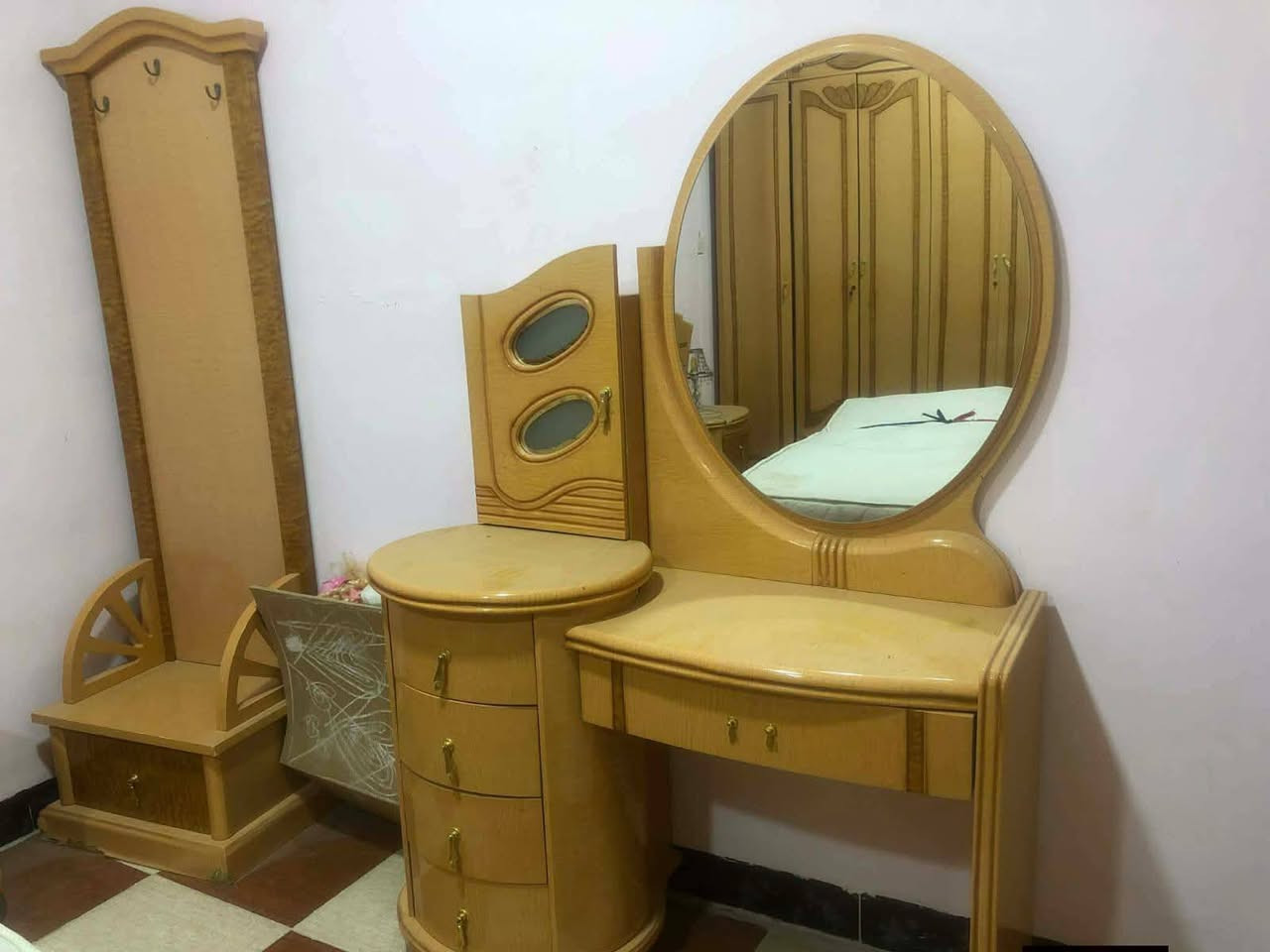 تخم غرف نوم مسنعمل
خشب مالیزي 6بوب 
7قطع
عنوان طوز خورماتو سوق جمهورية حسن قوان قرب اشتي مول
‏مراسله خاص او واتساب ***********
