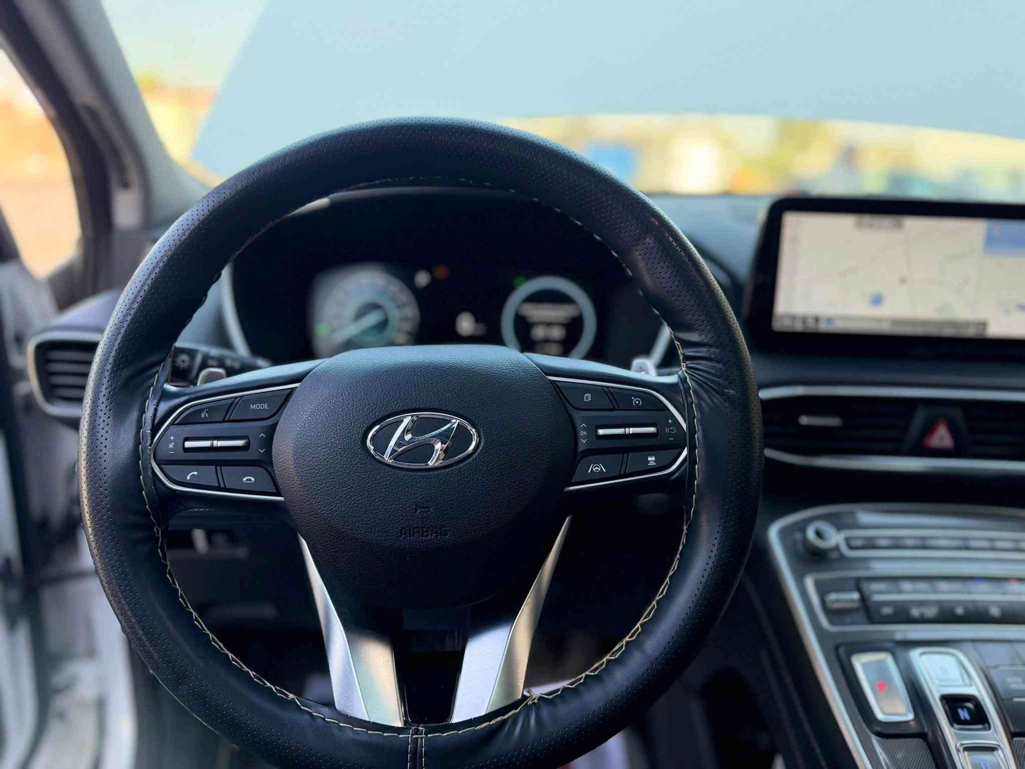🚘 للبيع هونداي سنتافي 2023 هايبرد تيربو – وارد أمريكي 🇺🇸

🔹 الموديل: 2023
🔹 الوارد: أمريكي 🇺🇸
🔹 المحرك: 1.6 تيربو هايبرد
🔹 الدفع: رباعي HTRAC
🔹 القير: أوتوماتيك
🔹 اللون الخارجي: أبيض 
🔹 الداخلية: أسود ملكي 
🔹 الممشى: 60,000 كم
🔹 اللوحة: بغداد دولي 
🔹 الملكية: باسمي مباشر تحويل 

✨ المواصفات والتجهيزات:
• فل أوبشن
• حساسات أمامية وخلفية
• مثبت سرعة
• كاميرا خلفية
• شاشة أصلية
• دخول وتشغيل ذكي
• تحكم بالمقود
• مقاعد كهربائية
• تدفئة مقود 🔥
• تدفئة جميع الكراسي 🔥
• تبريد وتدفئة المقاعد الأمامية ❄️🔥
• فتحة سقف
• أنظمة أمان متعددة
• نظام HTRAC للدفع الرباعي
• نظام هايبرد تيربو
. بدوان ايرباك 
. وبعد بيها هوايه مواصفات 

📌 السيارة استخدام شخصي ومواصفاتها كاملة.

💰 السعر: [السعر235 وبيها مجال ]
📍 المكان: بغداد
📞 للتواصل: [*********** اتصال _واتساب ]
