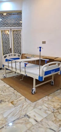 سرير طبي مكيانيكي اربع حركات مستعمل استعمال قليل جداً مع كامل ملحقاته ...