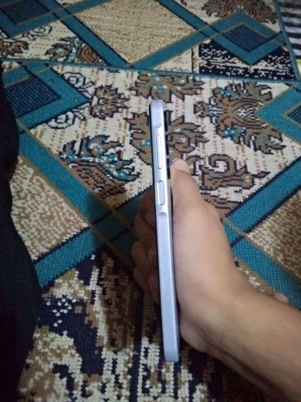 السلام عليكم موبايل للبيع مثل ما موضح ب صوره جهاز جديد  ومرتب ولا شخط  ذاكره 256 ببجي بيس 60فريم مكاني ناصريه مركز  راسلني خاص لو واتس *********** السعر 180 وبي مجال
