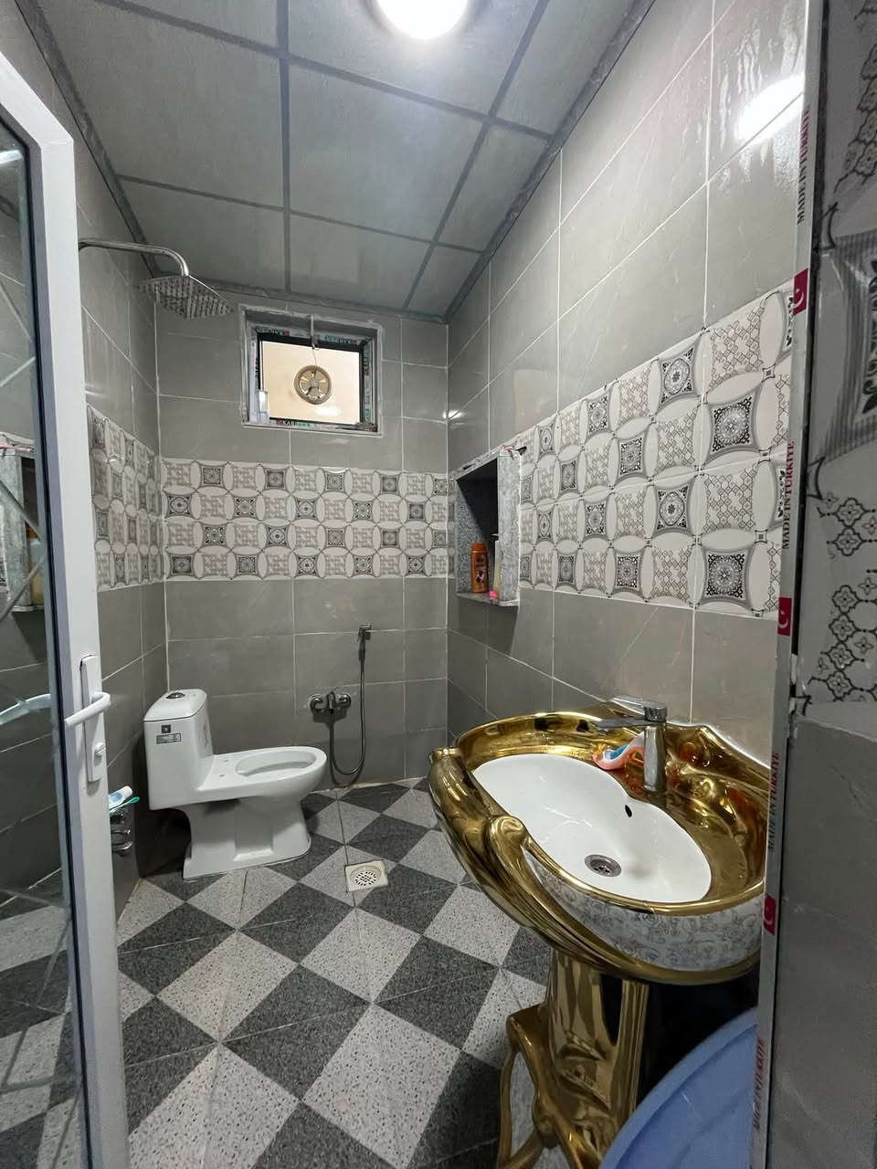 🔥 أنسب بيت بحي الإعلام وبسعر مناسب! 🔥
(للمعرفه السعر اكتب تم في التعاليق)
🏠 بيت للبيع في حي الإعلام
📐 المساحة: 100 متر
↔️ الواجهة: 6 متر
🏗️ بناء حديث
📜 سند ملك صرف – شرط التحويل

يتكون البيت من طابقين:

🔹 الطابق الأرضي:
كراج 🚗، هول، استقبال، مطبخ، صحيات، غرفة نوم + سويت.

🔹 الطابق الثاني:
غرفتين نوم، صالة، بيتونة وسطح.

💰 للمعرفة السعر اكتب تم بالتعليقات 👇

📞 للاستفسار والاتصال:
***********
***********

📍 عنوان المكتب:
حي البكر – سايدين الكنيسة – تايتنك – مقابل مقهى اليمان
عقارات أرض الملوك 🏡
