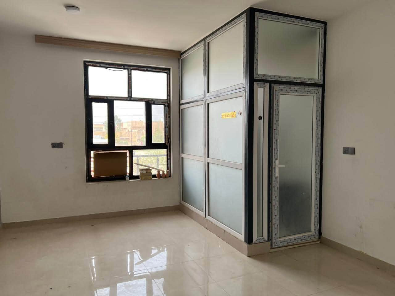 دار للإيجار البيت نضيف جدآ مساحه 100متر طابقين يحتوي ع غرفتين نوم وصاله ومطبخ حار وبارد صحيات عدد 3 
مكان البيت بل مهندسين قريب ع مصطوصف قريب ع دارة الكهرباء /
تواصل ع هذا رقم 
***********
