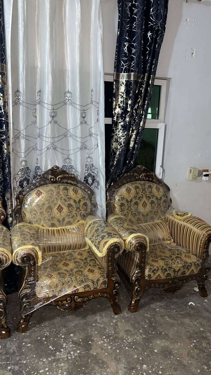 قنفات ملكيات 10مقاعد مسدخدم شي قليل  بدون طاولات مكان اربيل قوشتبه  السعر 350 رقم الموبايل ***********
