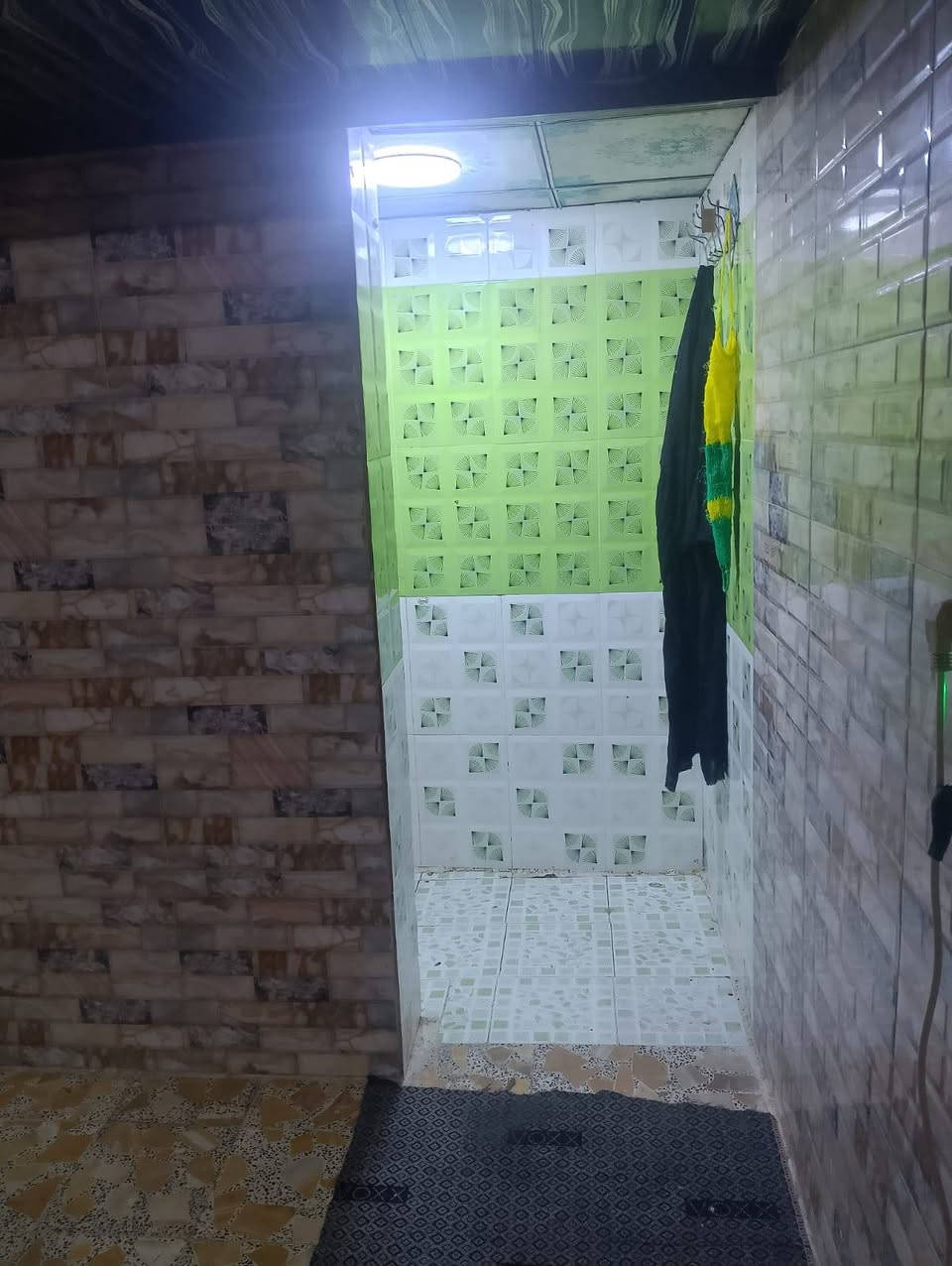 يتوفر بيت للبيع مساحه 150 متر غرفتين وصاله ومطبخ و استقبال البناء طابوق جيري الموقع بداية محمد حسن اول شارع السعر 35 مجال قليل
***********
