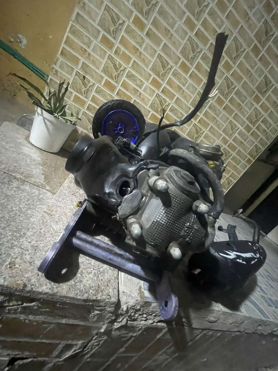 للبيع.... محرك ماكس كامل 
تايرات ماكس رياضي .جدد
كزوز  اف ام   بحاله الوكاله 
محرك ماكس صيني .
كلجات امامي وخلفي 
كابرتيه 
شوته 
رقمي : 775 180 7055
عنواني القرنه هور السعد
